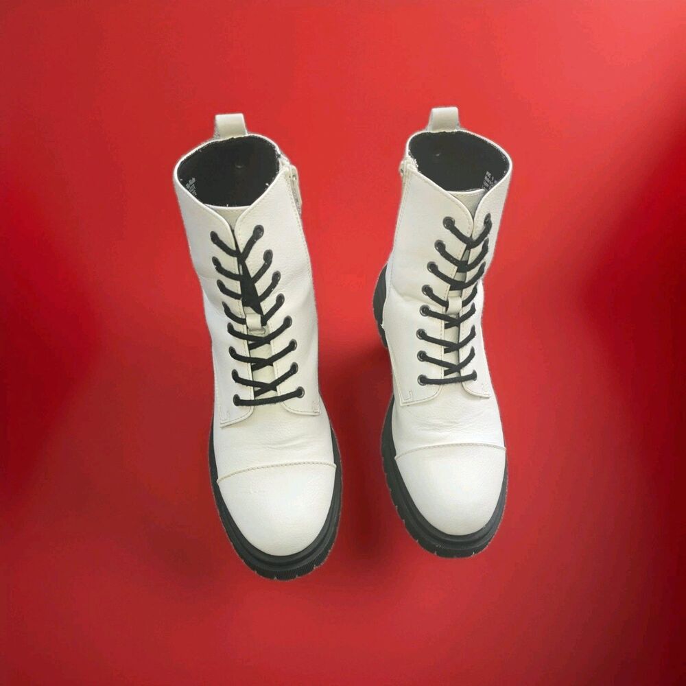 WOMAN'S SIZE:9M WHITE COMBAT STYLE BOOTS BY:SO*EXCELLENT PRE-OWNED CONDITION*
